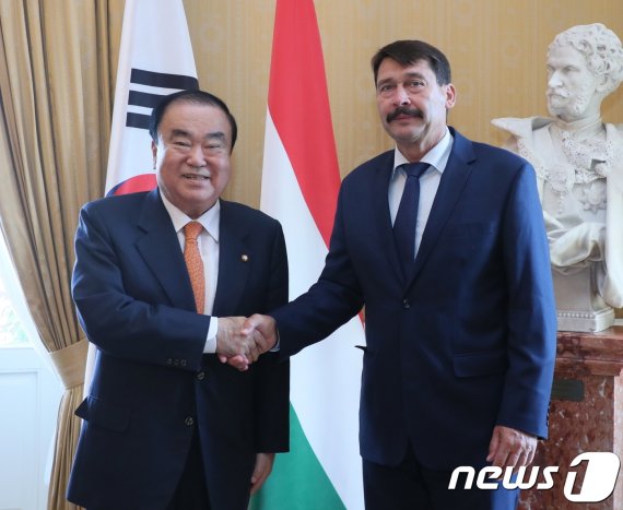 문희상 국회의장이 20일(현지시간) 야노슈 아데르 헝가리 대통령과 만나 악수를 나누고 있다. (사진=국회의장실) © 뉴스1 © 뉴스1