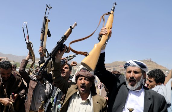예멘 후티 반군 추종자들이 21일(현지시간) 수도 사나에서 반군의 수도 점령 5주년을 맞아 열린 집회에 참여해 환호하고 있다.로이터뉴스1