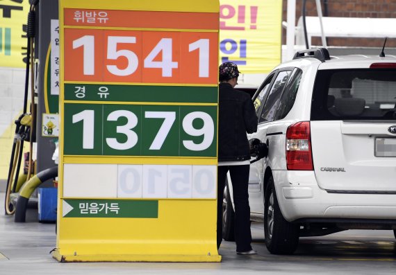 한국석유공사 유가정보서비스 오피넷에 따르면 9월 셋째주 기준 전국 주유소 휘발유 가격은 전주보다 5.6원 상승한 리터당 1529.1원을 기록했다. 기름가격은 이달 들어 3주 연속 상승했으며 지난달보다 35원가량 올랐다. 22일 서울의 한 주유소에서 차량에 기름을 주유하고 있다. 사진=박범준 기자