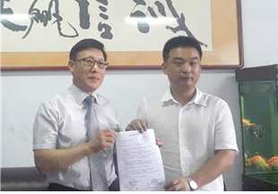 중국 쯔보농업개발유한공사와 '관핵1호' 수입계약을 체결한 정진호 하원호두 대표(왼쪽)