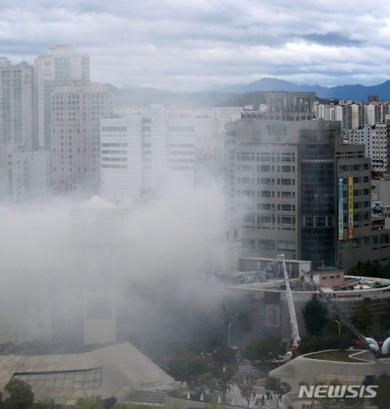 22일 오전 서울 중구 제일평화시장에서 화재가 발생해 소방당국이 화재 잔화작업을 하고 있다. /사진=뉴시스
