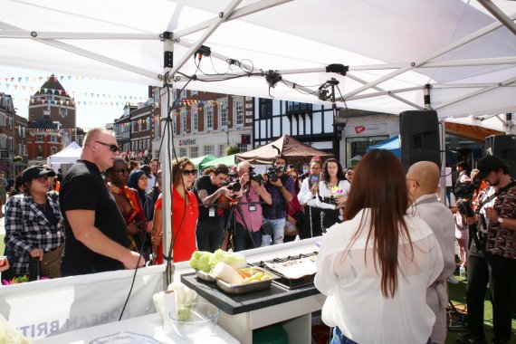 대안스님이 영국 런던에서 개최한 김치 전시·시식회에 참가해 영국인들에게 직접 김치를 담그는 모습을 보여주고 있다. 세계김치연구소 제공