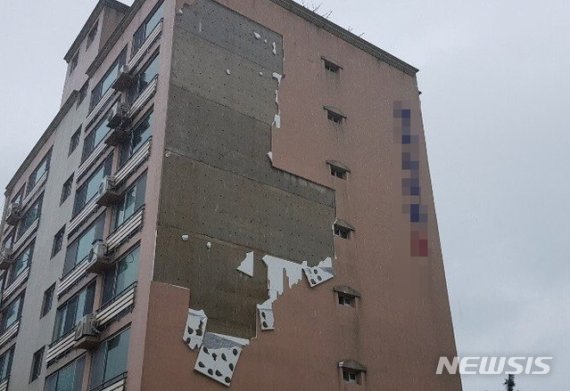 【울산=뉴시스】안정섭 기자 = 22일 제17호 태풍 타파(TAPAH)가 북상 중인 가운데 이날 오후 울산 중구 우정동의 한 빌라 외벽 마감재가 파손돼 있다. 2019.09.22. (사진=울산 중구 제공)photo@newsis.com