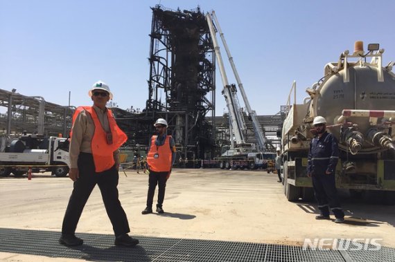 【쿠라이스=AP/뉴시스】20일(현지시간) 사우디아라비아 국영 석유사 아람코 쿠라이스 유전에서 직원들이 작업 중이다. 해당 시설은 지난 14일 드론 공격을 받았다. 2019.09.23.