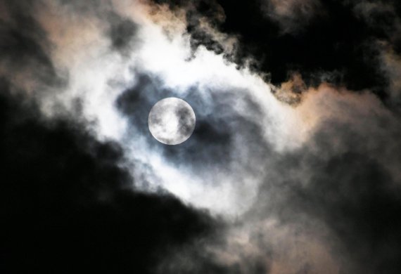 [네모이야기] 구름 속 보름달