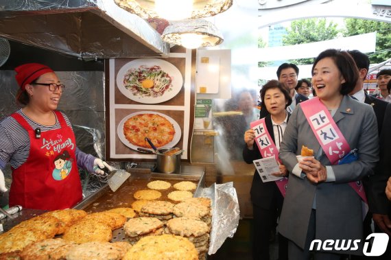 박영선 중소벤처기업부 장관이 20일 서울 광장시장에서 열린 '가치삽시다!' 문화확산을 위한 전통시장 이용 촉진 캠페인에 참석, 전통시장을 둘러보고 있다. (중소벤처기업부 제공) 2019.9.20/뉴스1