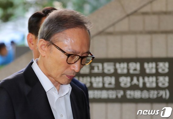 'MB 추가뇌물' 미국로펌 사실조회 신청 결정…재판지연 불가피
