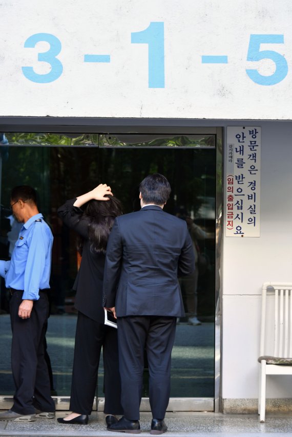 검찰 수사관들이 23일 오전 서울 방배동 조국 법무부 장관 자택 압수수색을 하기 위해 건물로 들어서려 하고 있다. 사진=서동일 기자