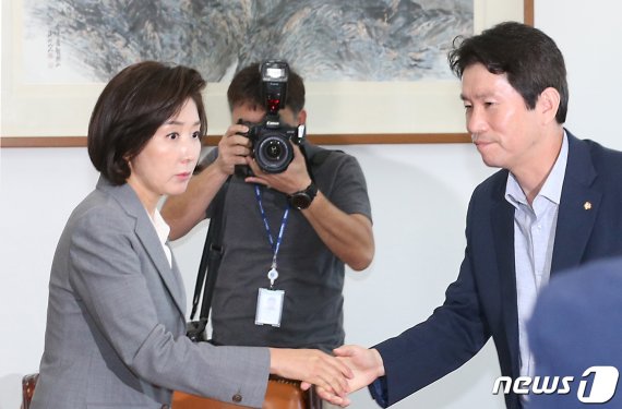 이인영 더불어민주당 원내대표(오른쪽)와 나경원 자유한국당 원내대표. 2019.9.16/뉴스1 © News1 이종덕 기자