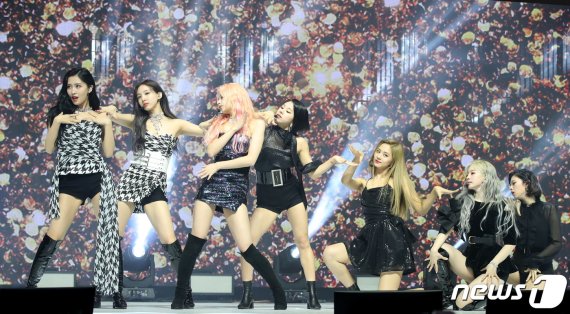 걸그룹 트와이스(TWICE) 모모(왼쪽부터), 나연, 사나, 채영, 쯔위, 나연, 정연이 23일 서울 광진구 Yes24 라이브홀에서 열린 미니 8집 'Feel Special' 발매 기념 쇼케이스에 참석해 포즈를 취하고 있다. 2019.9.23./뉴스1 © News1 권현진 기자