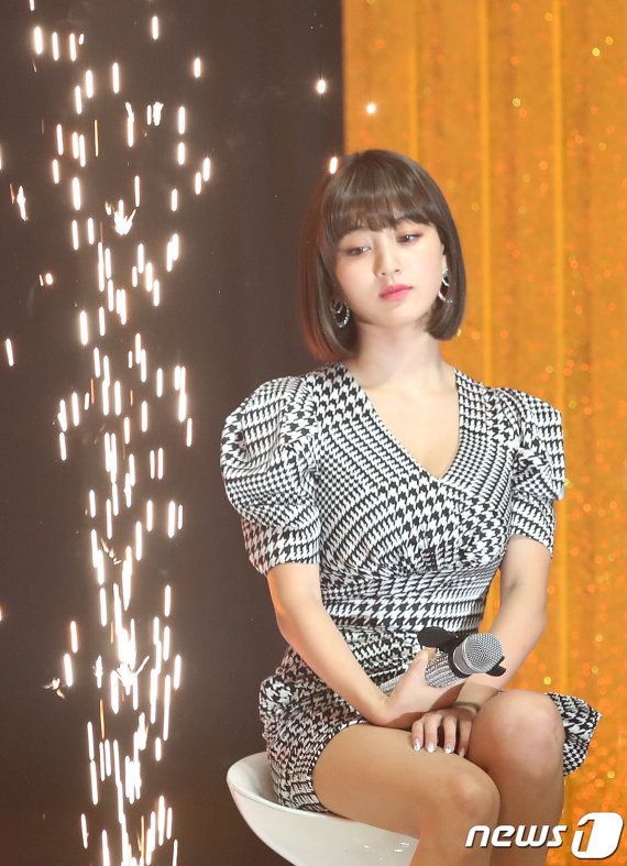 걸그룹 트와이스(TWICE) 지효가 23일 서울 광진구 Yes24 라이브홀에서 열린 미니 8집 'Feel Special' 발매 기념 쇼케이스에 참석해 부상으로 인해 의자에 앉아 있다. 2019.9.23./뉴스1 © News1 권현진 기자