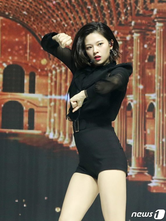 걸그룹 트와이스(TWICE) 정연이 23일 서울 광진구 Yes24 라이브홀에서 열린 미니 8집 'Feel Special' 발매 기념 쇼케이스에 참석해 신곡을 선보이고 있다. 2019.9.23./뉴스1 © News1 권현진 기자