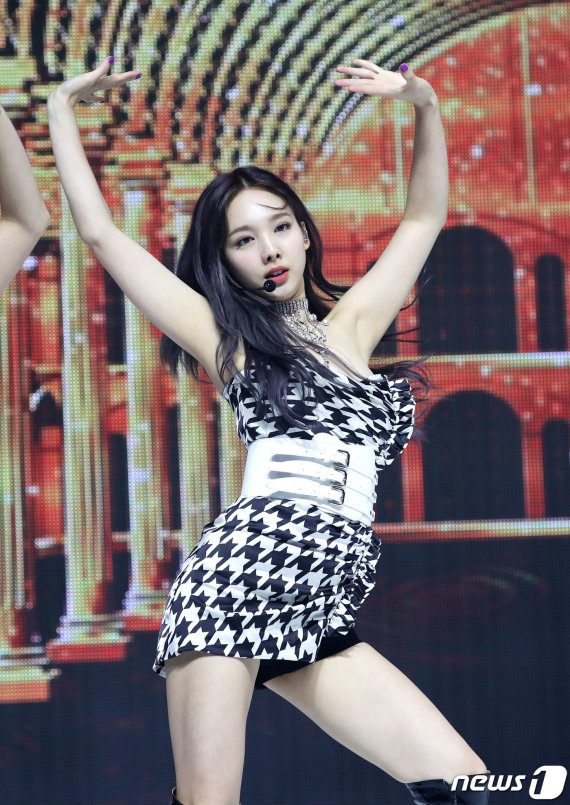 걸그룹 트와이스(TWICE) 나연이 23일 서울 광진구 Yes24 라이브홀에서 열린 미니 8집 'Feel Special' 발매 기념 쇼케이스에 참석해 신곡을 선보이고 있다. 2019.9.23./뉴스1 © News1 권현진 기자