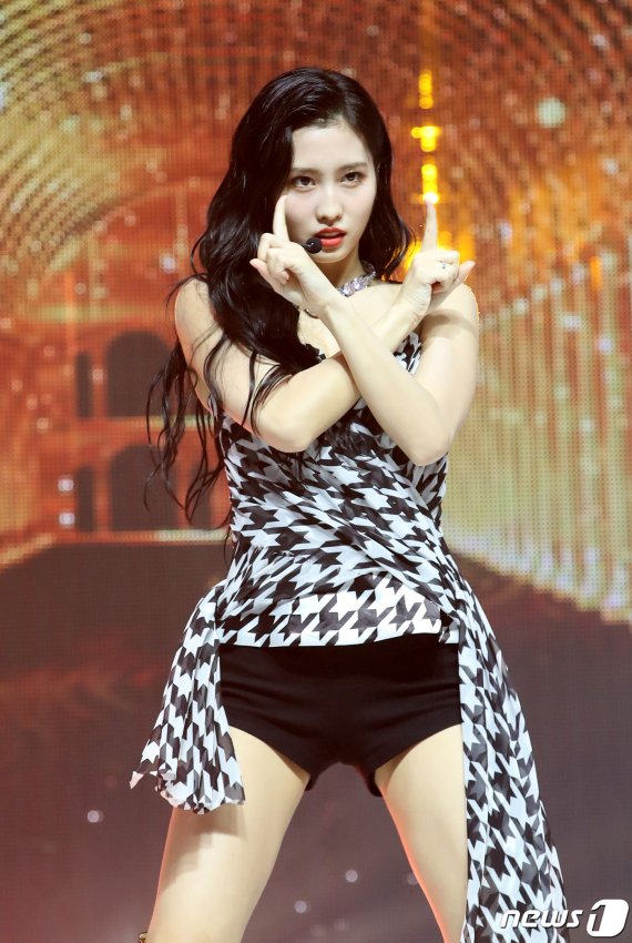 걸그룹 트와이스(TWICE) 모모가 23일 서울 광진구 Yes24 라이브홀에서 열린 미니 8집 'Feel Special' 발매 기념 쇼케이스에 참석해 신곡을 선보이고 있다. 2019.9.23./뉴스1 © News1 권현진 기자