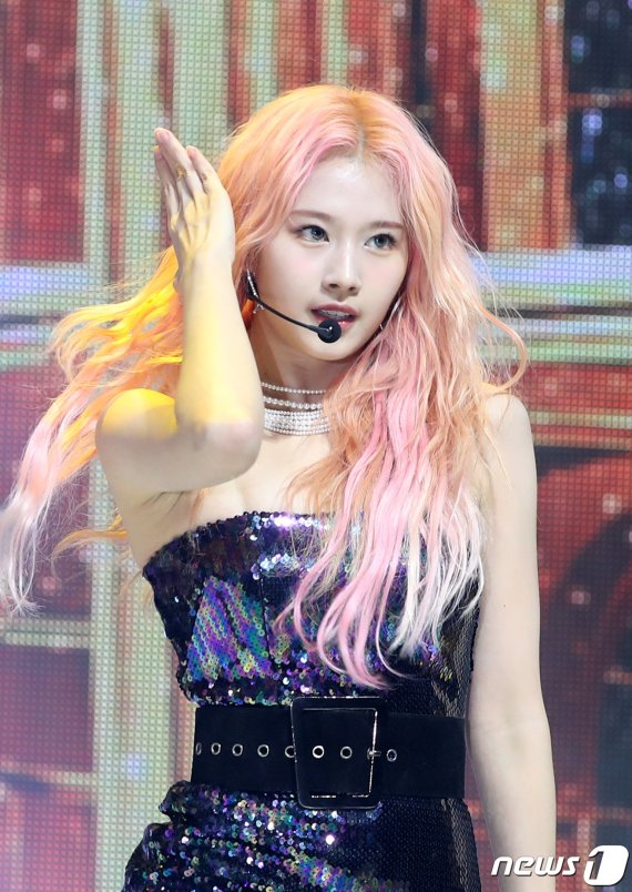 걸그룹 트와이스(TWICE) 사나가 23일 서울 광진구 Yes24 라이브홀에서 열린 미니 8집 'Feel Special' 발매 기념 쇼케이스에 참석해 신곡을 선보이고 있다. 2019.9.23./뉴스1 © News1 권현진 기자