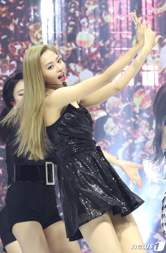 걸그룹 트와이스(TWICE) 쯔위가 23일 서울 광진구 Yes24 라이브홀에서 열린 미니 8집 'Feel Special' 발매 기념 쇼케이스에 참석해 신곡을 선보이고 있다. 2019.9.23./뉴스1 © News1 권현진 기자