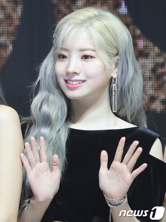 걸그룹 트와이스(TWICE) 다현이 23일 서울 광진구 Yes24 라이브홀에서 열린 미니 8집 'Feel Special' 발매 기념 쇼케이스에 참석해 포즈를 취하고 있다. 2019.9.23./뉴스1 © News1 권현진 기자