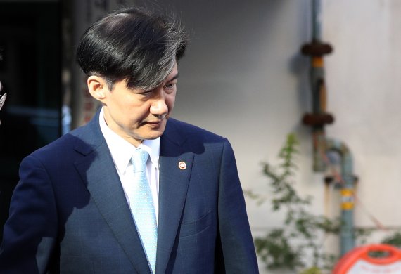 조국 법무부 장관이 23일 오전 서울 서초구 방배동 자택을 나서고 있다. 뉴스1