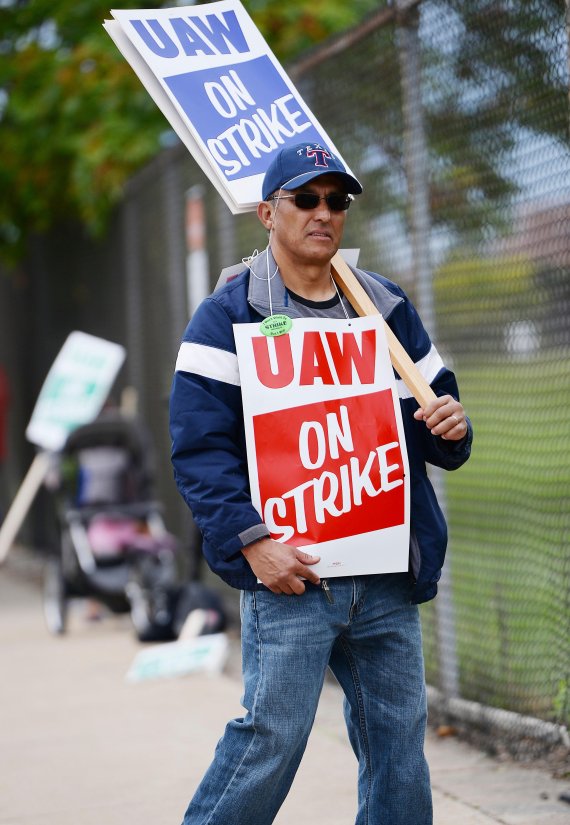 미국 제너럴모터스(GM) 햄트랙 공장 소속 근로자가 15일(현지시간) 본사가 위치한 디트로이트에서 피켓을 들고 시위를 벌이고 있다. AP 뉴시스