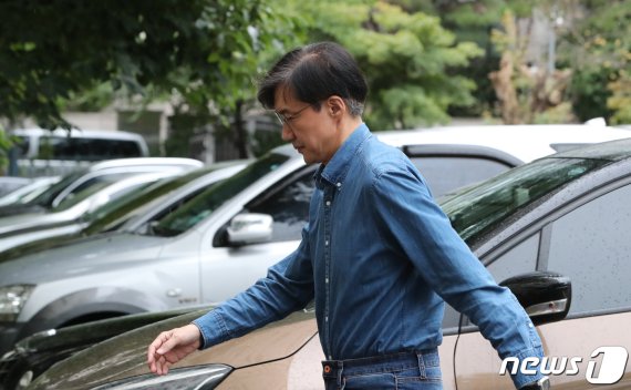조국 법무부 장관이 22일 오후 서울 서초구 방배동 자택으로 들어서고 있다. 2019.9.22/뉴스1 © News1 허경 기자