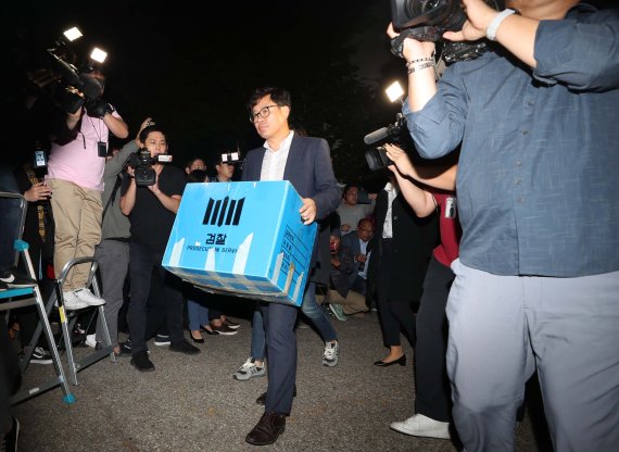 검찰 수사관들이 23일 오후 서울 방배동 조국 법무부 장관 자택 압수수색을 마친 뒤 압수물품이 담긴 상자를 들고 차량으로 이동하고 있다. 사진=서동일 기자