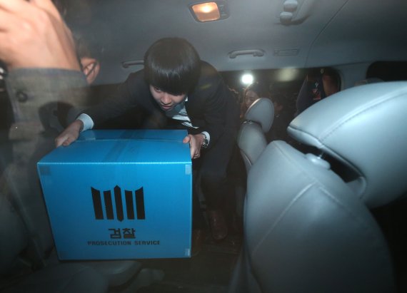 검찰 수사관들이 23일 오후 서울 방배동 조국 법무부 장관 자택 압수수색을 마친 뒤 압수물품이 담긴 상자를 들고 차량으로 이동하고 있다. 사진=서동일 기자