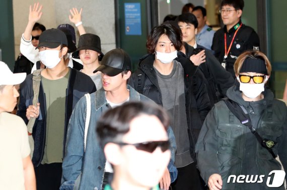 그룹 방탄소년단(BTS) RM, 지민, 진, 정국, 제이홉, 슈가가 24일 오전 해외 일정을 마치고 인천국제공항을 통해 입국하고 있다. 2019.9.24/뉴스1 © News1 권현진 기자