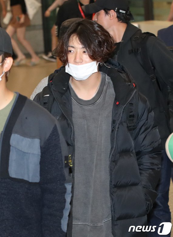 그룹 방탄소년단(BTS) 정국이 24일 오전 해외 일정을 마치고 인천국제공항을 통해 입국하고 있다. 2019.9.24/뉴스1 © News1 권현진 기자