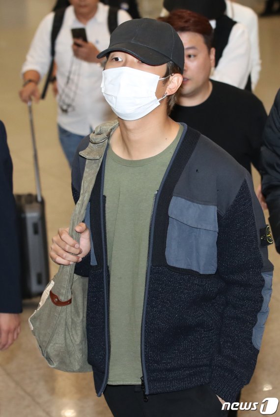 그룹 방탄소년단(BTS) RM이 24일 오전 해외 일정을 마치고 인천국제공항을 통해 입국하고 있다. 2019.9.24/뉴스1 © News1 권현진 기자
