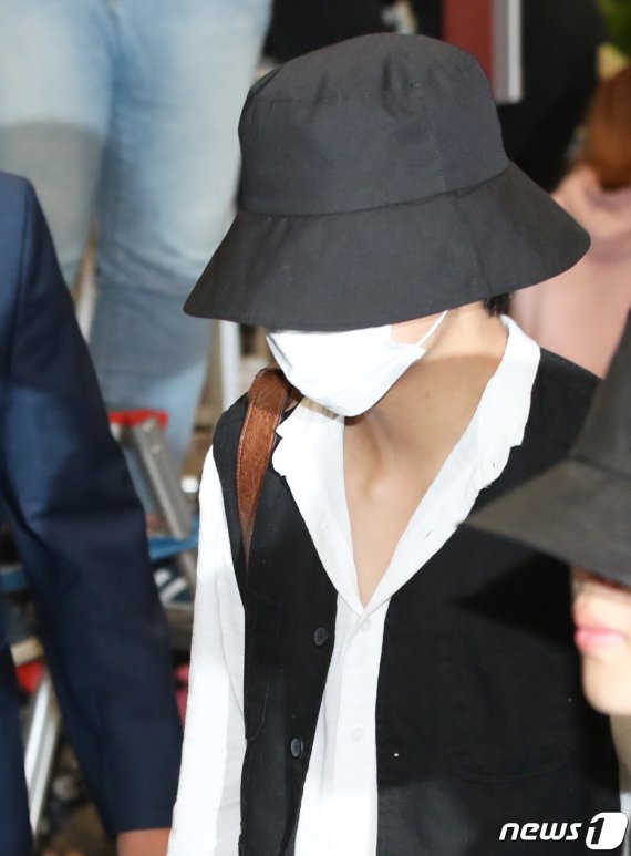 그룹 방탄소년단(BTS) 뷔가 24일 오전 해외 일정을 마치고 인천국제공항을 통해 입국하고 있다. 2019.9.24/뉴스1 © News1 권현진 기자