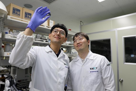 한국화학연구원 한승주 박사(왼쪽)와 김용태 박사가 비산화 메탄 직접 전환기술의 핵심인 단원자 철 촉매를 들여다보고 있다. 한국화학연구원 제공