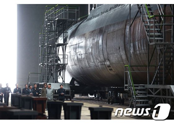 김정은 국무위원장이 새로 건조한 잠수함을 시찰했다고 지난 7월23일 북한 조선노동당 기관지 노동신문이 보도했다. (노동신문) © 뉴스1