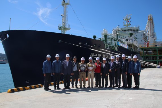 제주도에 친환경 천연가스시대를 열 LNG 수송선 `SM JEJU LNG1호’가 24일 한국가스공사 제주기지에 처음으로 입항했다.
