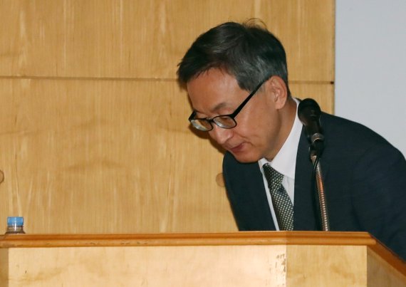 김선영 헬릭스미스 대표이사가 24일 오전 서울 여의도 NH투자증권에서 유전자치료제 '엔젠시스(VM-202)'의 당뇨병성신경병증(DPN) 치료 목적의 미국 임상3-1상 결과를 발표하기 전 인사하고 있다.뉴시스