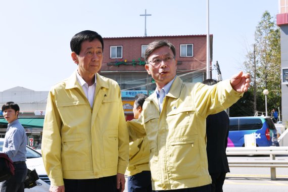 정하영 김포시장(오른쪽)이 진영 행자부 장관에게 요양병원 화재에 대해 설명하고 있다. 사진제공=김포시