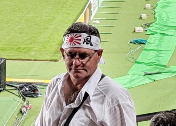 럭비 월드컵 개막식에서 욱일기 문양의 머리띠를 둘러맨 서양인 관중