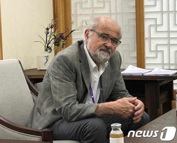 네어 교수는 최근 자신이 연구하고 있는 인간의 두뇌 활동의 근원인 '신경전달물질' 연구 분야를 소개했다.(한국뇌연구원 제공)© 뉴스1