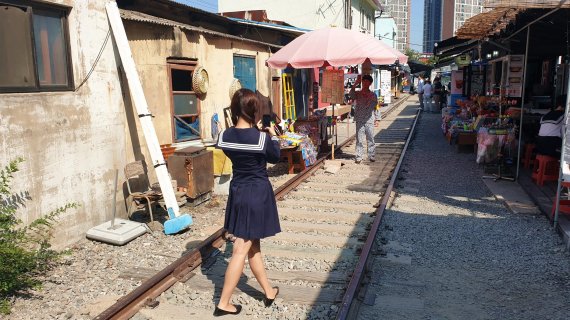 전북 군산 경암동 철길마을에서 여행객들이 기념사진을 찍고 있다