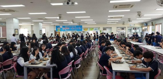 [fn포토] “학원폭력 NO” 배식봉사 나선 학교 전담 경찰관