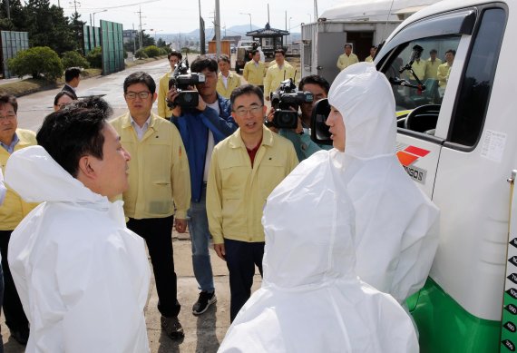 원희룡 제주도지사(왼쪽)가 25일 제주시 한림항과 애월항을 찾아 화물선과 반입 물품에 대한 방역조치사항을 점검하고 있다. [사진=제주특별자치도 제공]