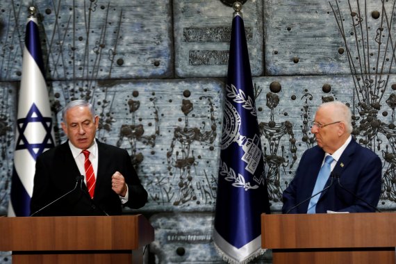 Israeli President Reuven Rivlin and Prime Minister Benjamin Netanyahu attend a nomination ceremony at the President's residency in Jerusalem September 25, 2019. REUTERS/Ronen Zvulun/ /REUTERS/뉴스1 /사진=