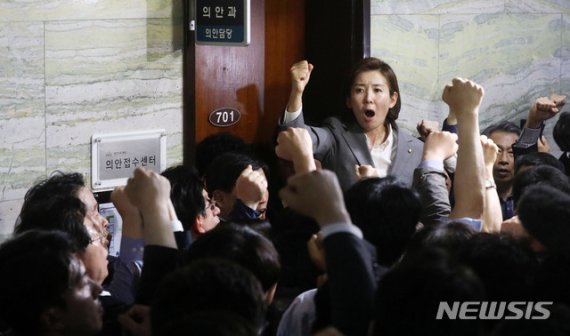 소환 무시하는 한국당 의원들, 檢 관계자 뜻밖의 발언