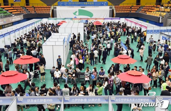 의정부시는 지난 25일 의정부 체육관에서 '내일(job)을 기대하며, 내일을 만드는'이라는 주제로 2019 의정부시 채용박람회를 성황리에 개최했다고 밝혔다. © 뉴스1