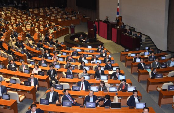 조국에 등돌린 한국당/조국 법무부장관이 26일 국회에서 열린 대정부질문에 출석, 신임 국무위원 인사를 하는 동안 자유한국당 의원들이 등을 돌리고 앉아 있다. 사진=서동일 기자