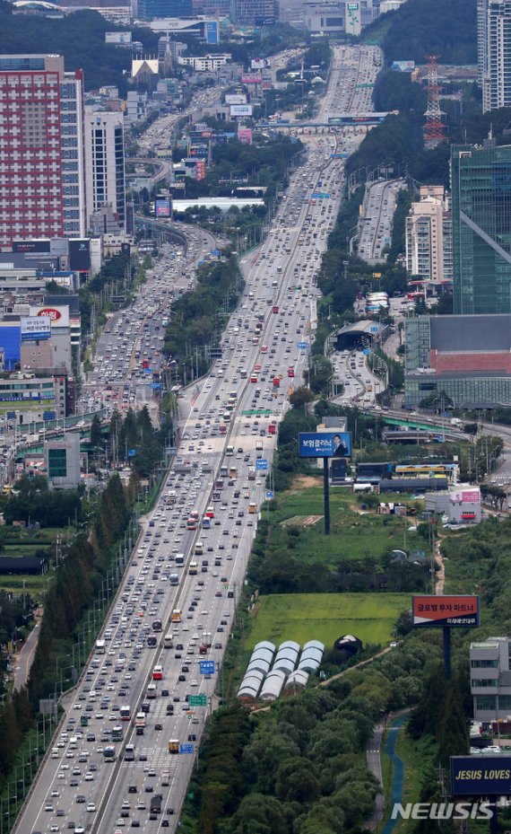 【용인=뉴시스】추상철 기자 =추석 연휴를 하루 앞둔 11일 오후 경찰헬기에서 바라본 서울 톨게이트~경기 용인시 수원 신갈IC 인근 경부고속도로 양방향 구간 차량이 늘어나고 있다. 2019.09.11. (경찰헬기 조종사 = 서울청 항공대 이용길 경감) scchoo@newsis.com