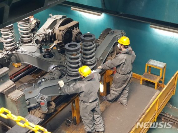 한국철도공사(코레일) 고양 정비 기지에서 대차 작업중인 정비사들.