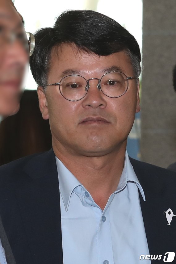 선거법과 변호사법 등을 위반한 혐의로 재판에 넘겨진 김진규 울산 남구청장이 27일 1심 선고공판에 출석하기 위해 울산지방법원 승강기를 타고 있다. 이날 김 전 구청장은 1심에서 당선 무효에 해당하는 징역 10개월에 벌금 1000만원을 선고받은 뒤 법정 구속됐다. /사진=뉴스1