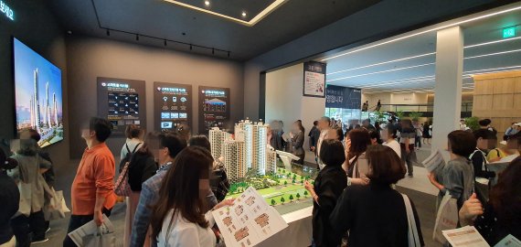 [르포]역삼 센트럴 아이파크, 분상제 시행 전 막차…“의무 거주기간 없어”