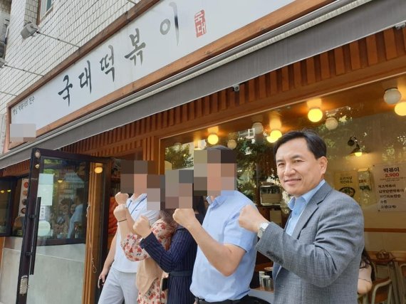 '자본잠식' 국대떡볶이, '文대통령∙조국 공개비판' 동아줄 될까