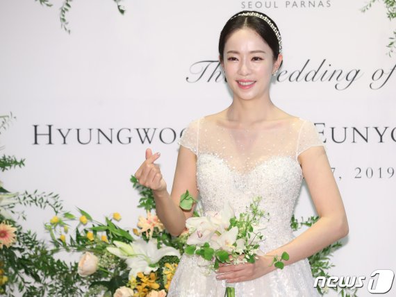 방송인 박은영이 27일 오후 서울 강남구 삼성동 인터컨티넨탈 호텔 파르나스에서 열리는 결혼식에 앞서 취재진을 향해 포즈를 취하고 있다. 2019.9.27/뉴스1 © News1 권현진 기자